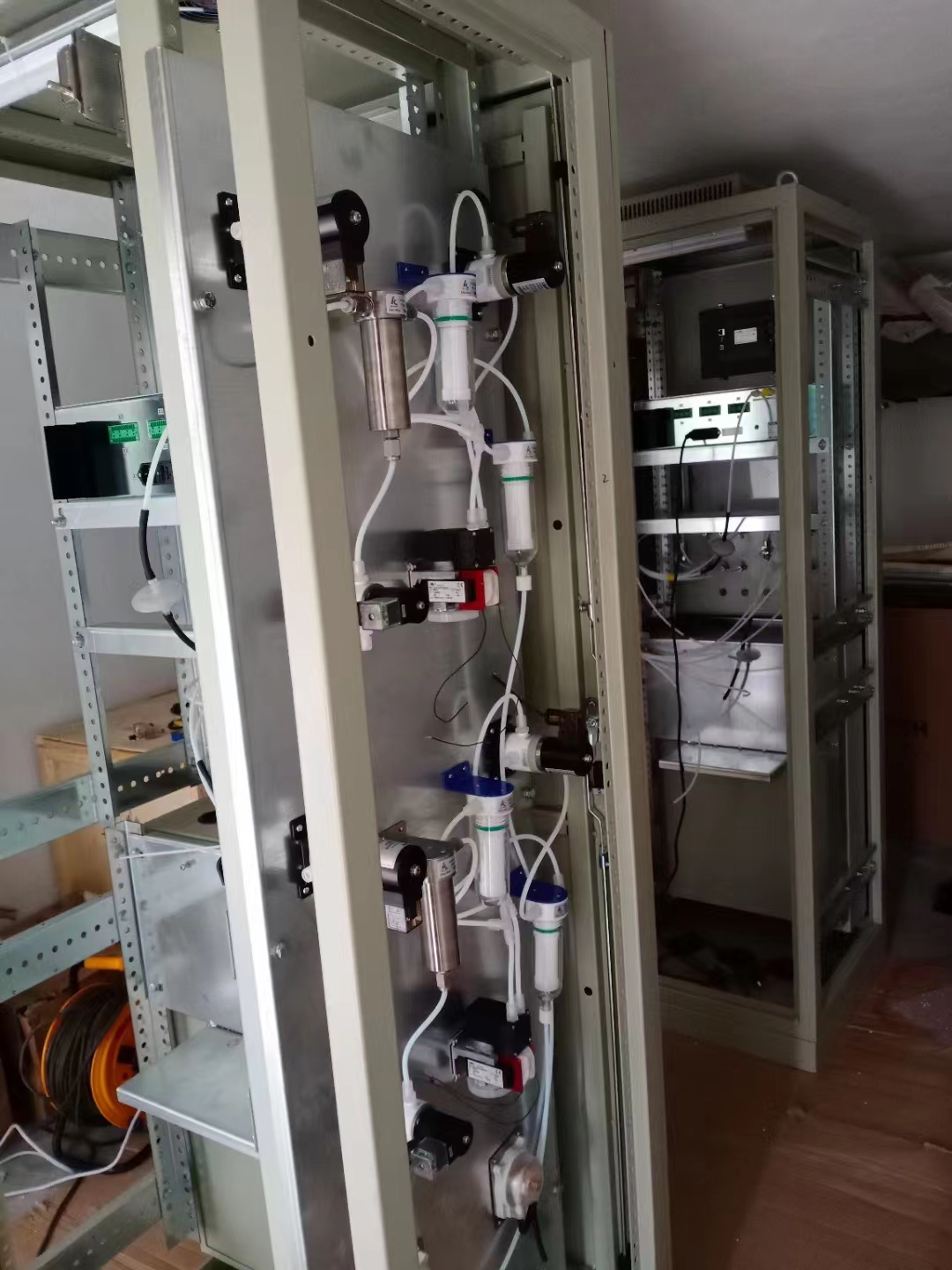 正在安裝的過程氣體分析系統(tǒng).jpg